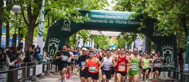 Foto Rebeca Suárez y Alberto Puyuelo ganadores de la 21. TotalEnergies Vitoria-Gasteiz Maratón Martín Fiz
