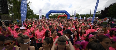 Foto La Carrera de la Mujer tiñe de rosa las calles de Vitoria-Gasteiz